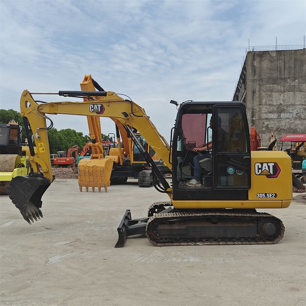 Low fuel consumption earthmoving machinery used CAT305.5E2 digger crawler excavator in Shanghai