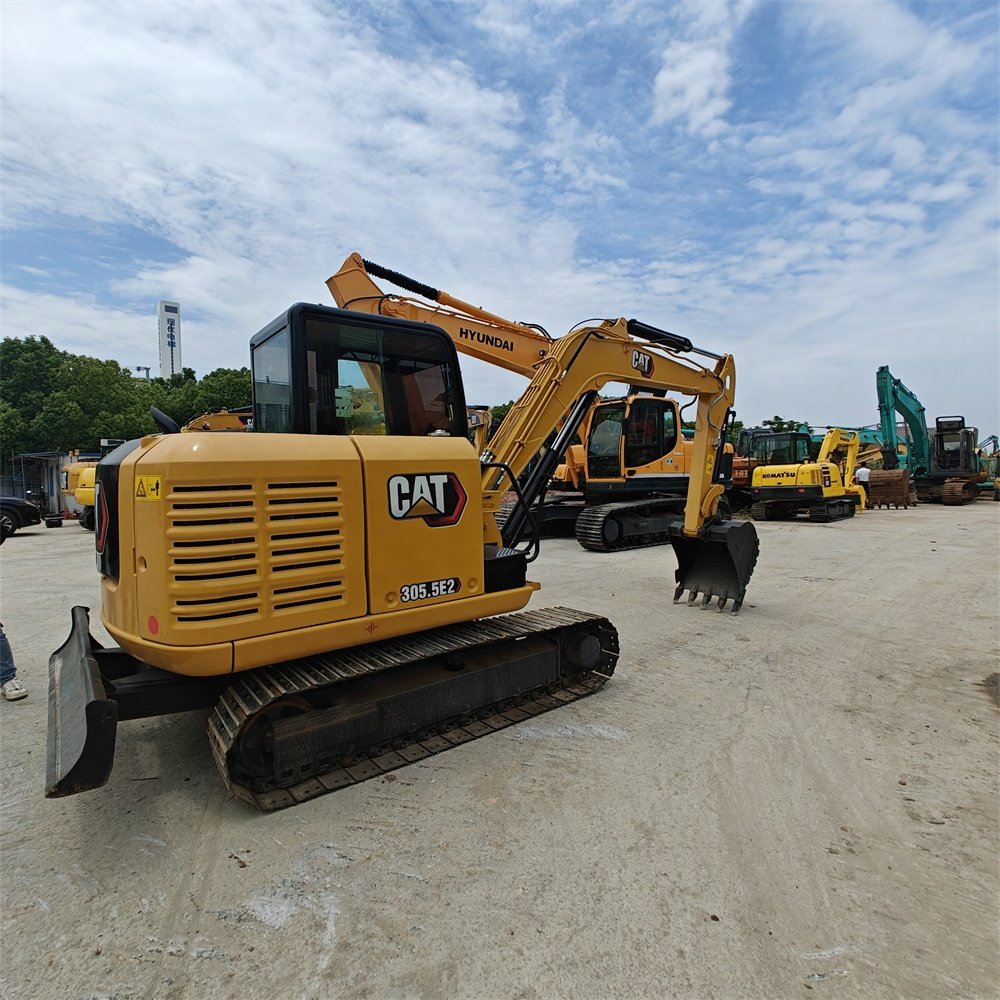 Low fuel consumption earthmoving machinery used CAT305.5E2 digger crawler excavator in Shanghai