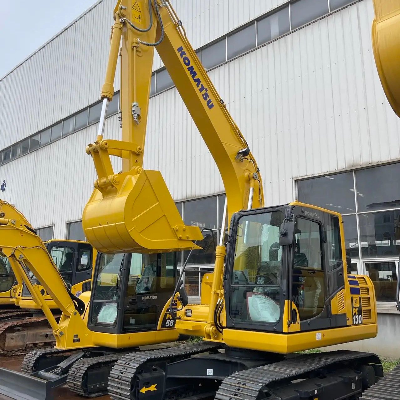 Perennial export to provide freight forwarders used medium excavator Komatsu pc130 excavator price 13 tons of excavator