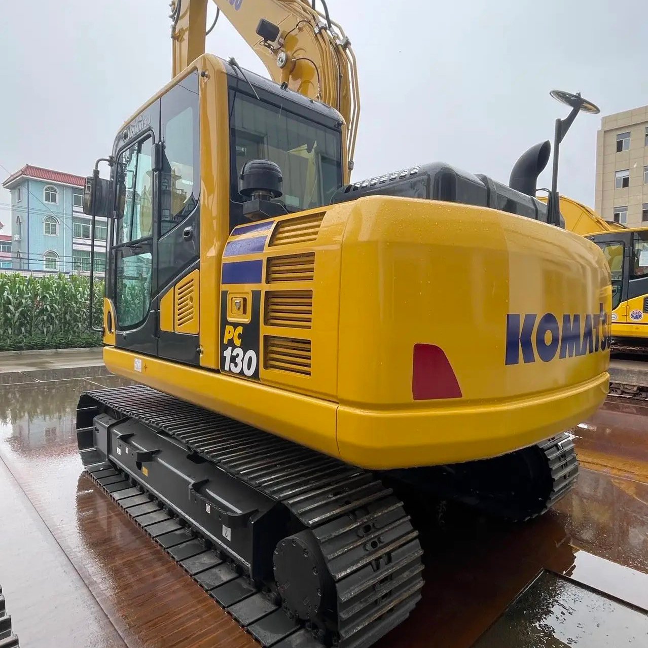 Perennial export to provide freight forwarders used medium excavator Komatsu pc130 excavator price 13 tons of excavator