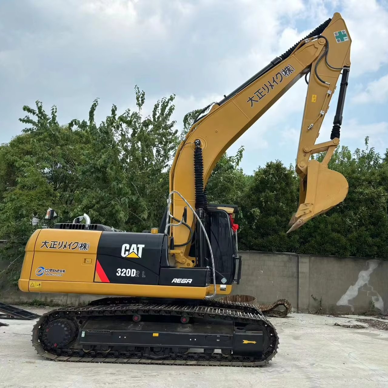 Used second hand excavator earth-moving machinery cat 320D2 of sale