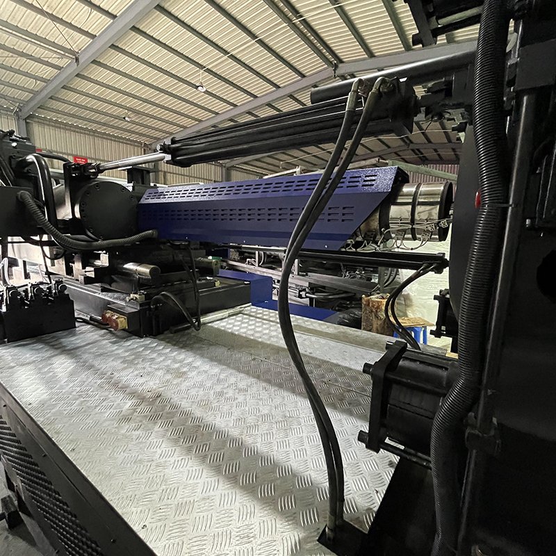 Automatic Injection Molding Machine Bottle Water Preform Injection Molding Machine Lid Blow Molding Machine 650T