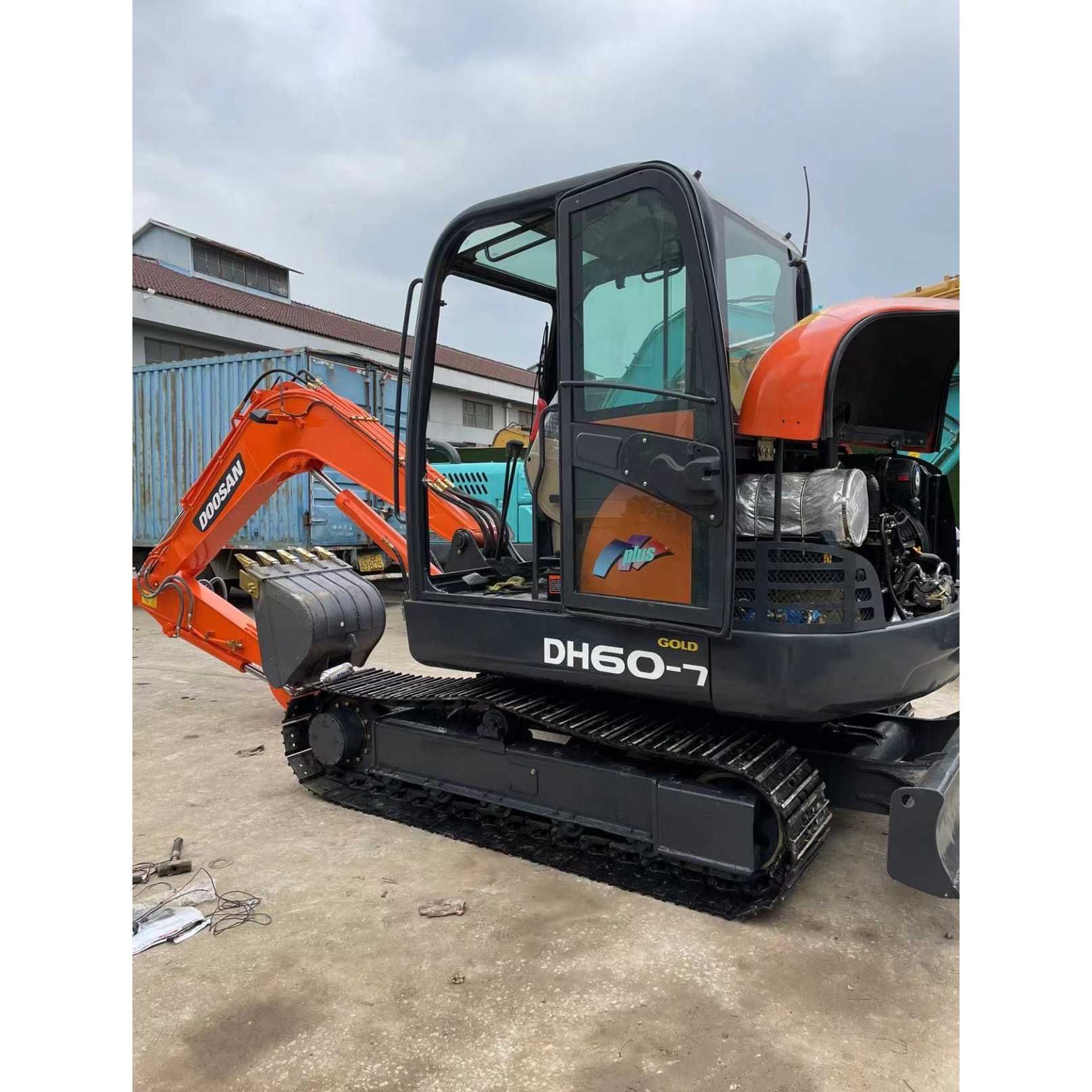 Small used excavators in good working condition DOOSAN DH60 6TON Korean 100% origin machines with EPA and CE on sale