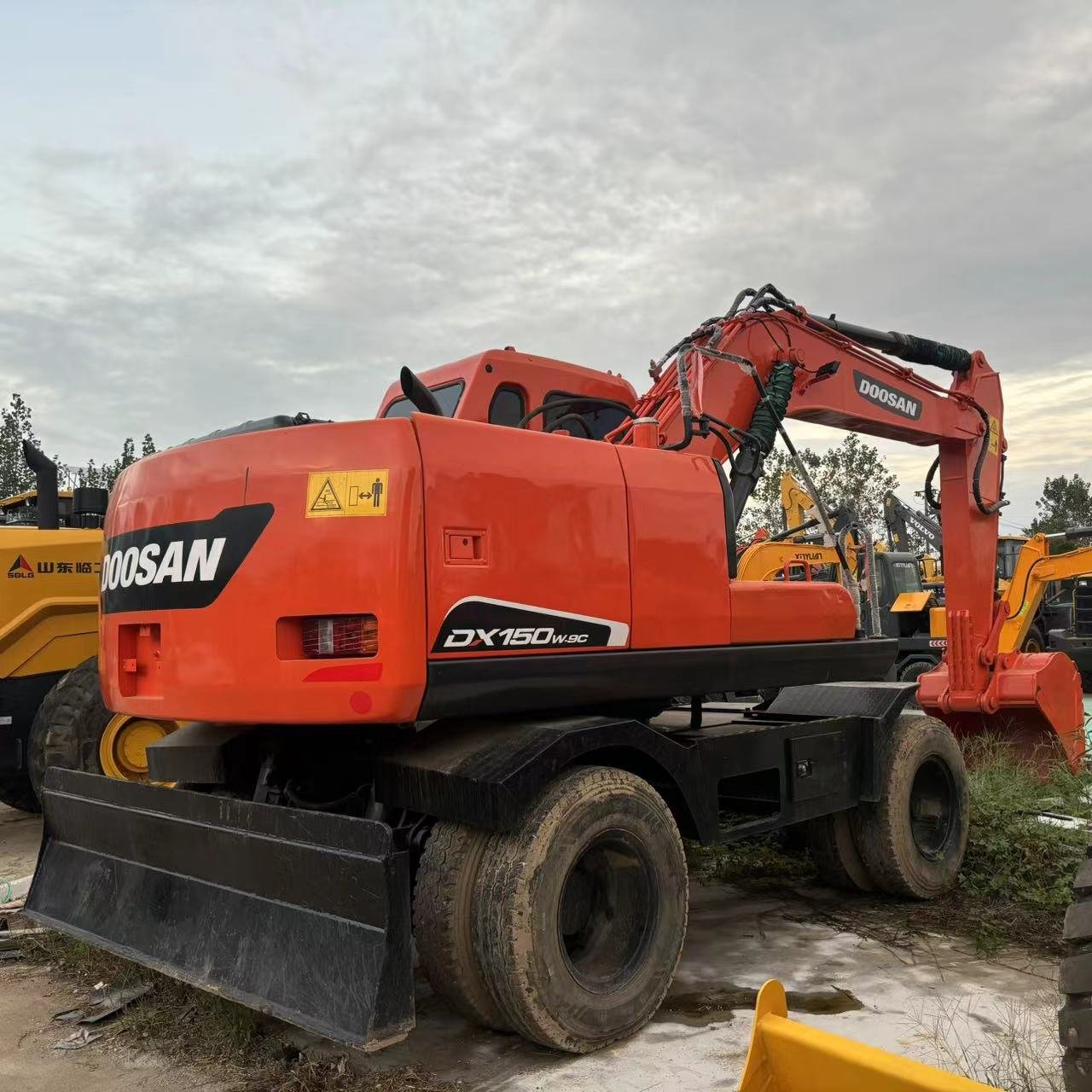 Cheap Price Used Excavator Doosan DX150 hydraulic excavator earthmoving machine Doosan dx150w-9c wheel excavator