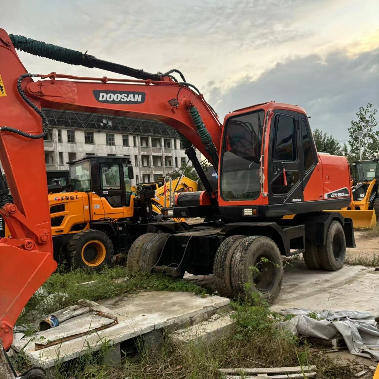 Cheap Price Used Excavator Doosan DX150 hydraulic excavator earthmoving machine Doosan dx150w-9c wheel excavator