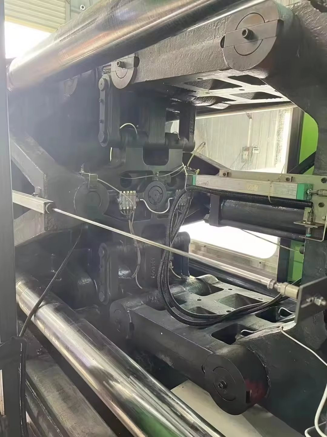 Second Hand 400ton Hydraulic PET Preform Injection Molding Machine Horizontal Style with Core Components Screw and Motor