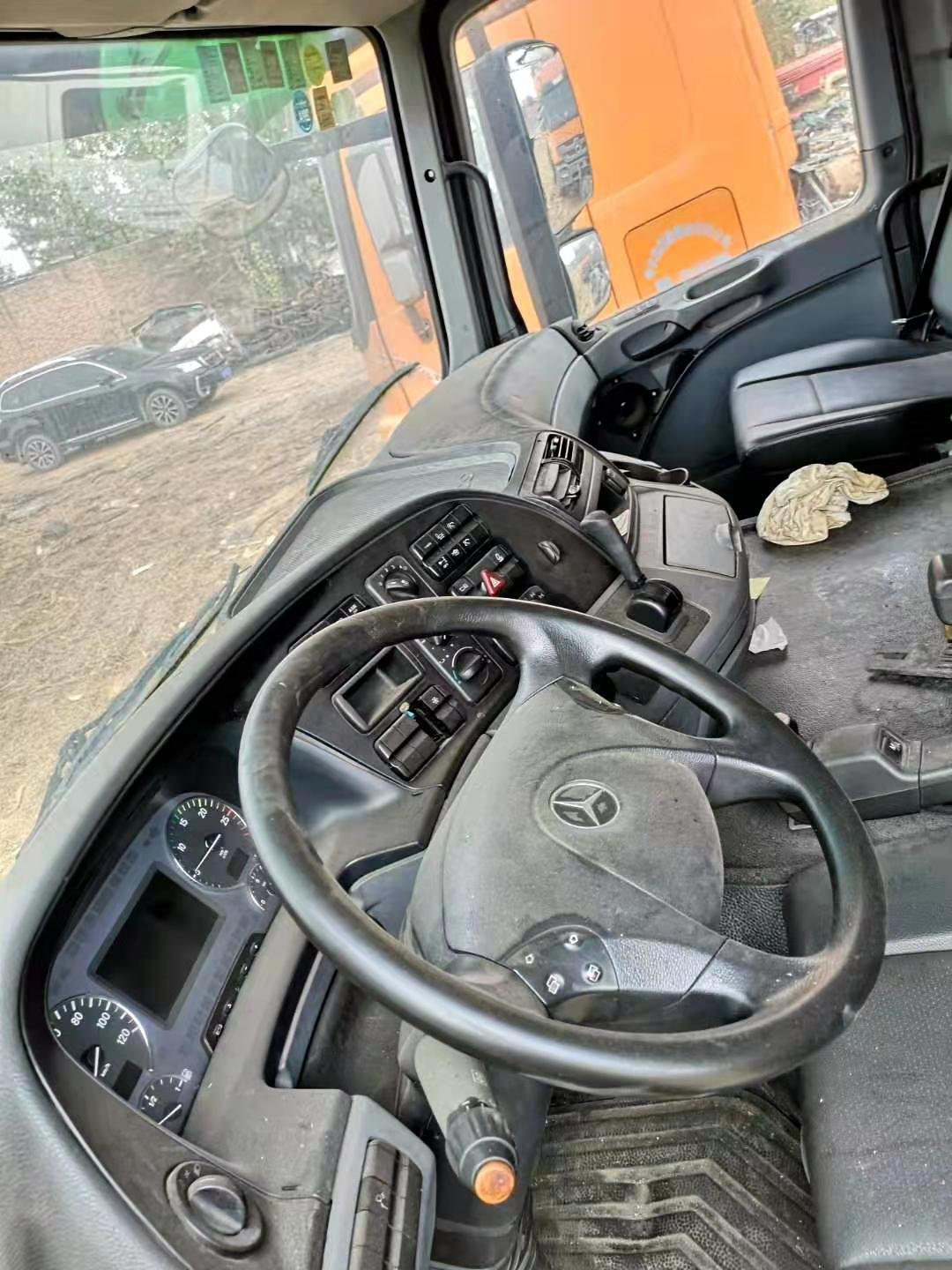 Selling Mercedes-Benz used tractors at a low price
