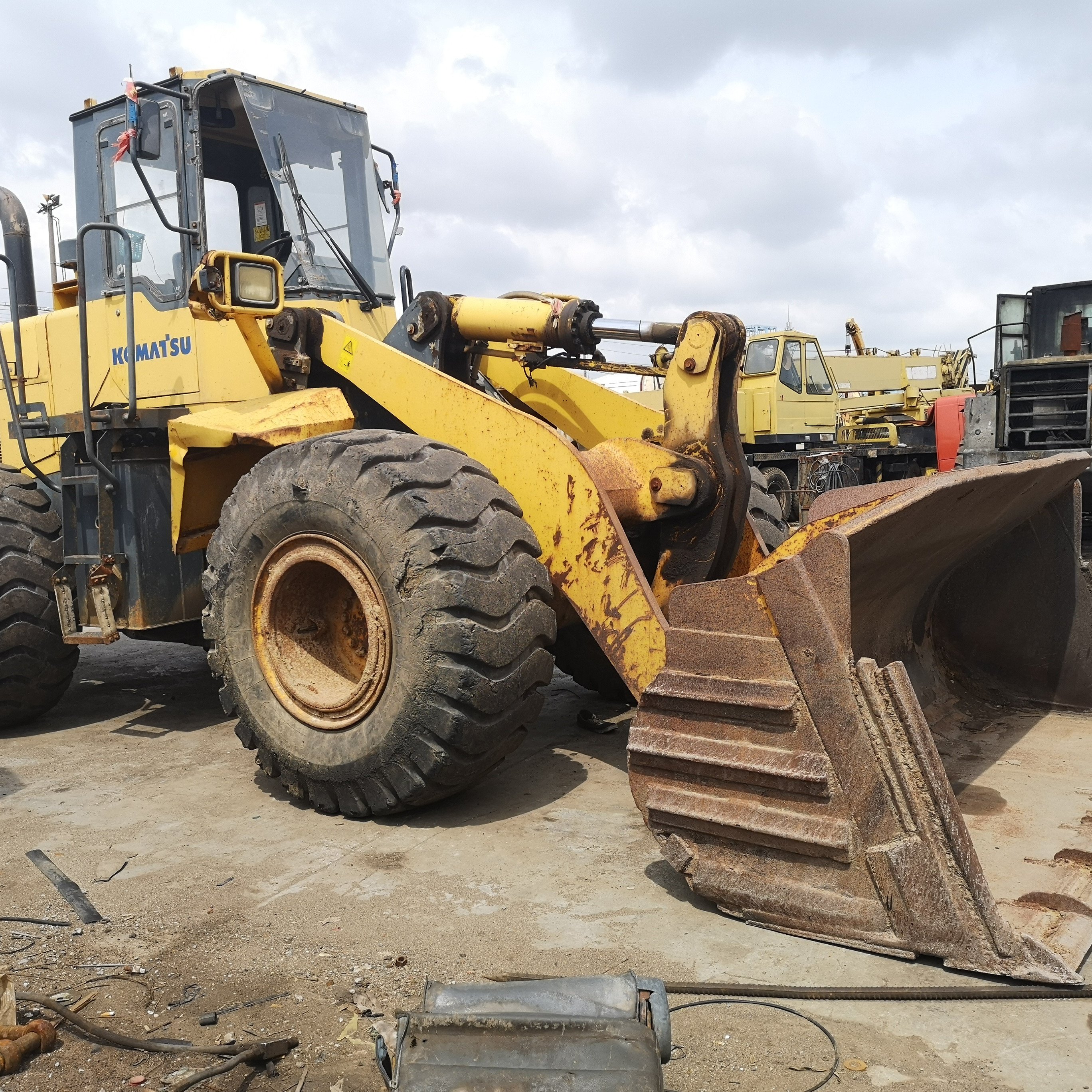 sale model price used komatsu wa380-3 front end wheel loader in shanghai yard with good condition