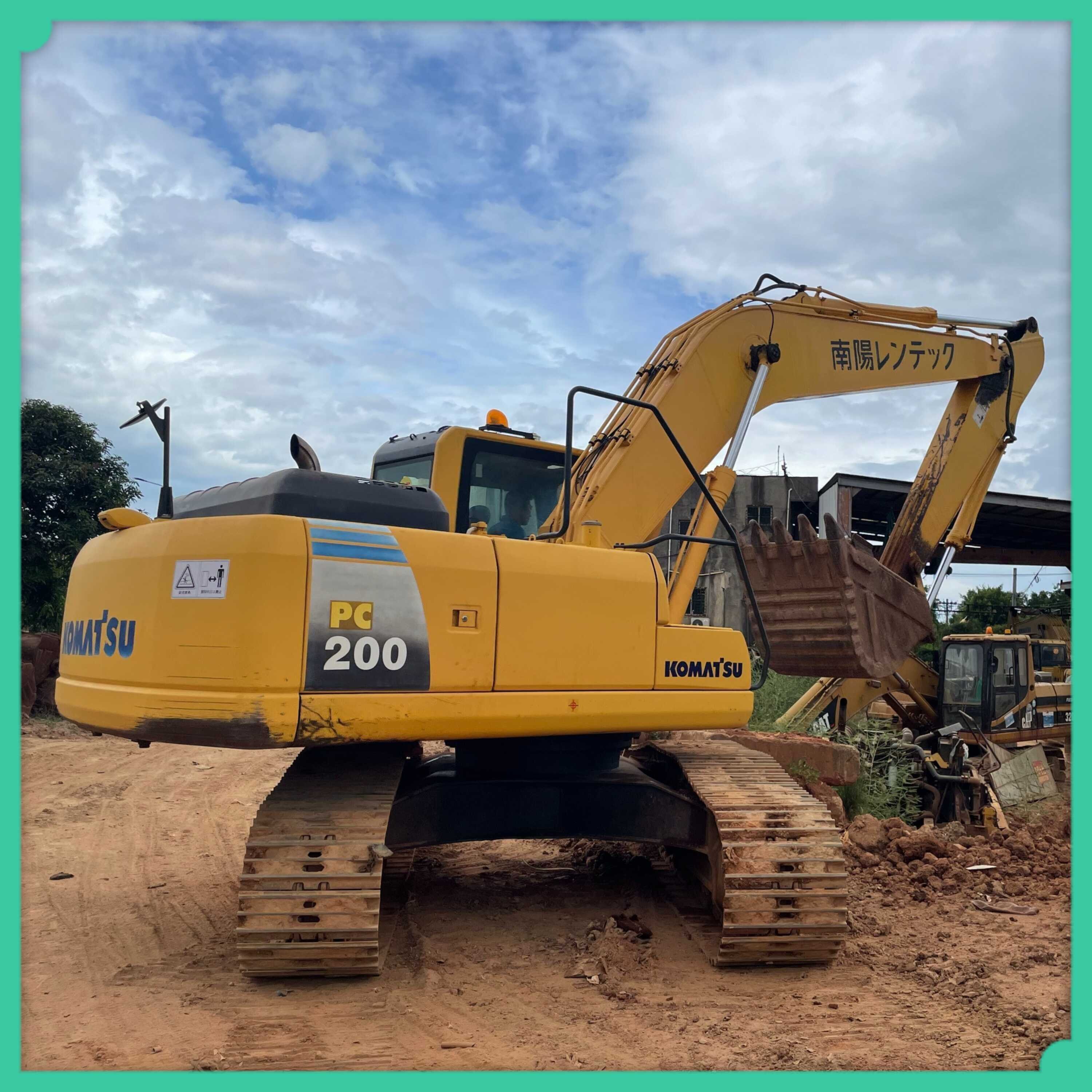 Japanese brand used Komatsu pc200-8 crawler excavator in stock secondhand Komatsu PC200-8 digger machine on hot sale