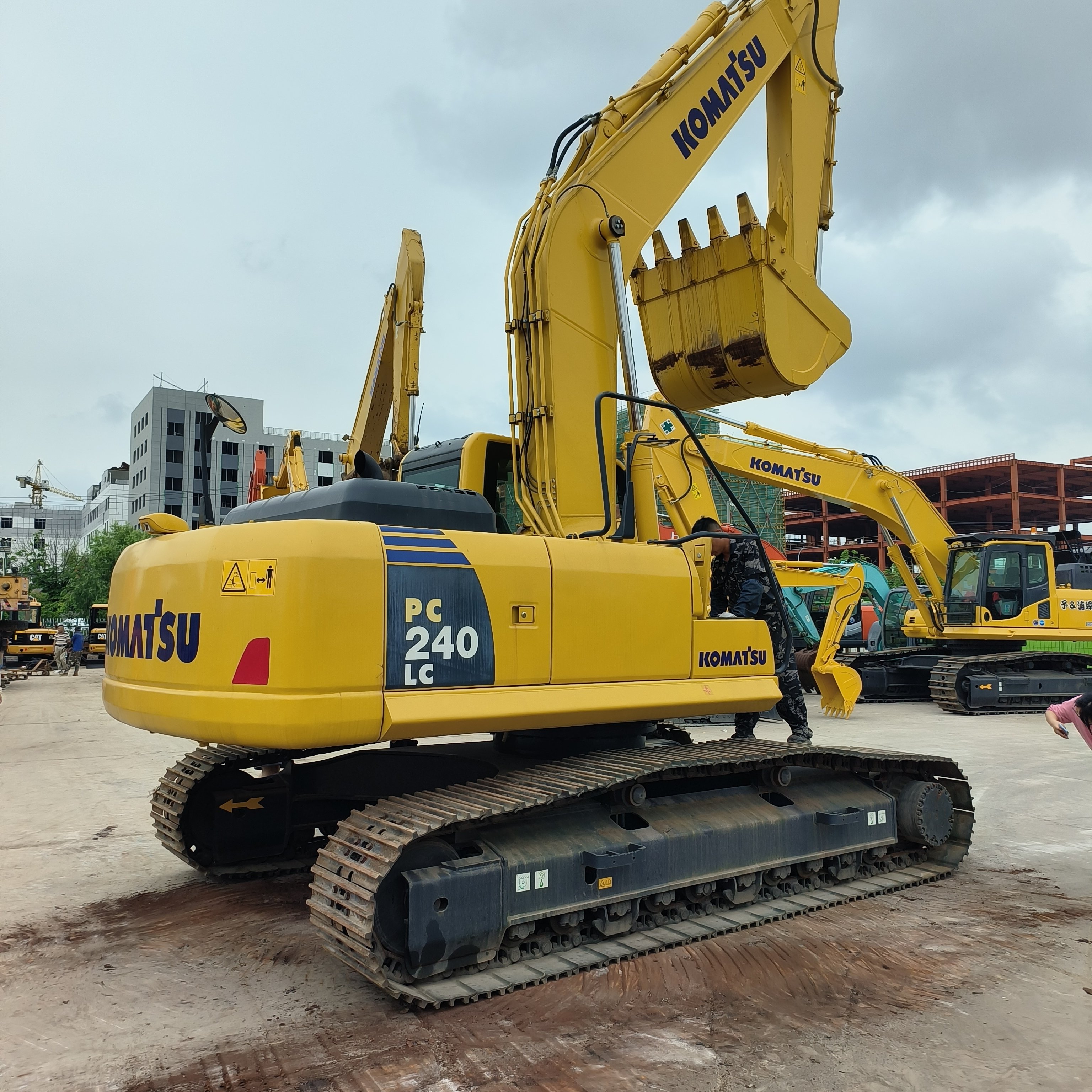 Original used excavators KOMATSU PC240LC 24TON With Little Working Hours Digger Hydraulic Machinery