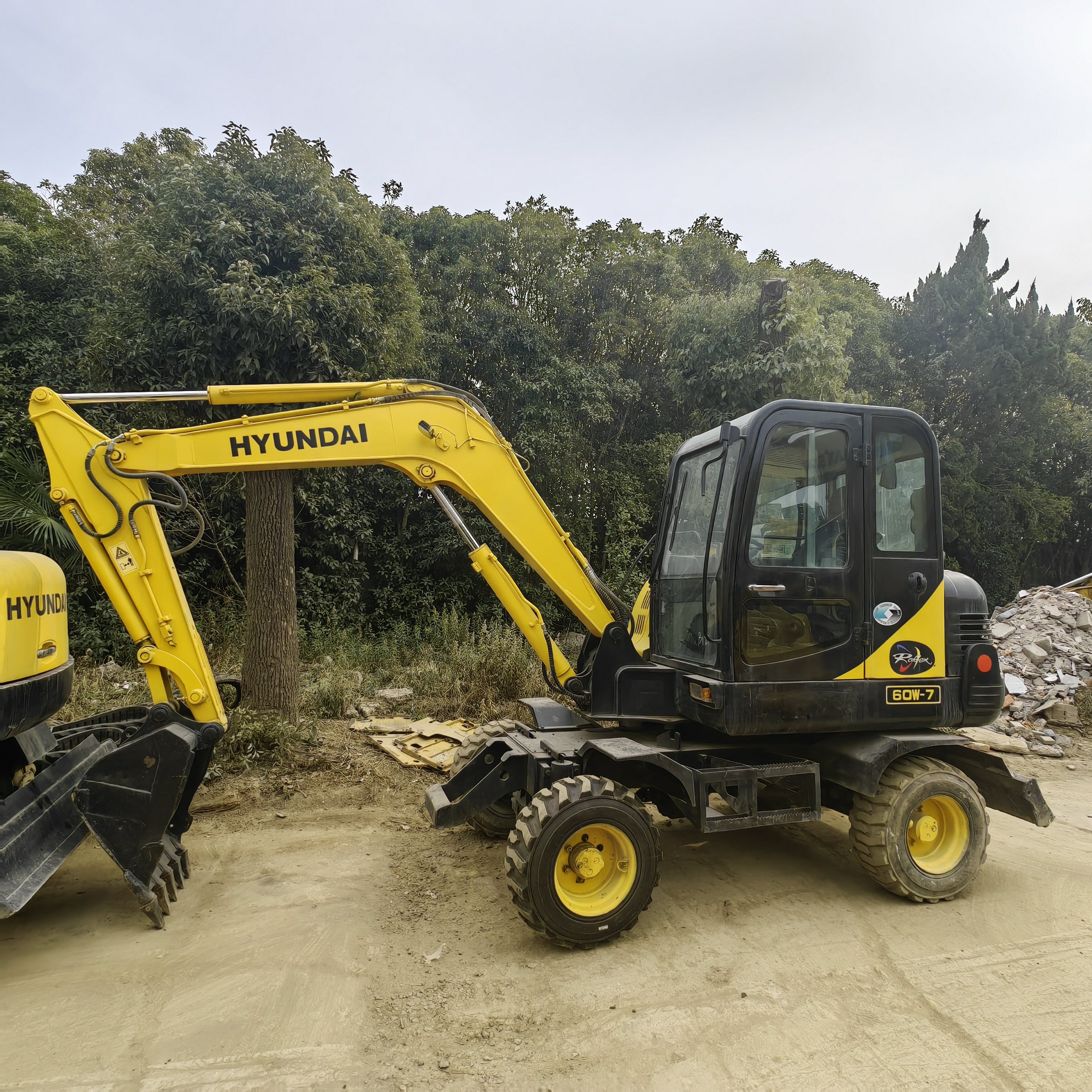 Korea made Hyundai digger 60w-7 used 6 Ton Mini wheel hyundai excavator Machine For Sale