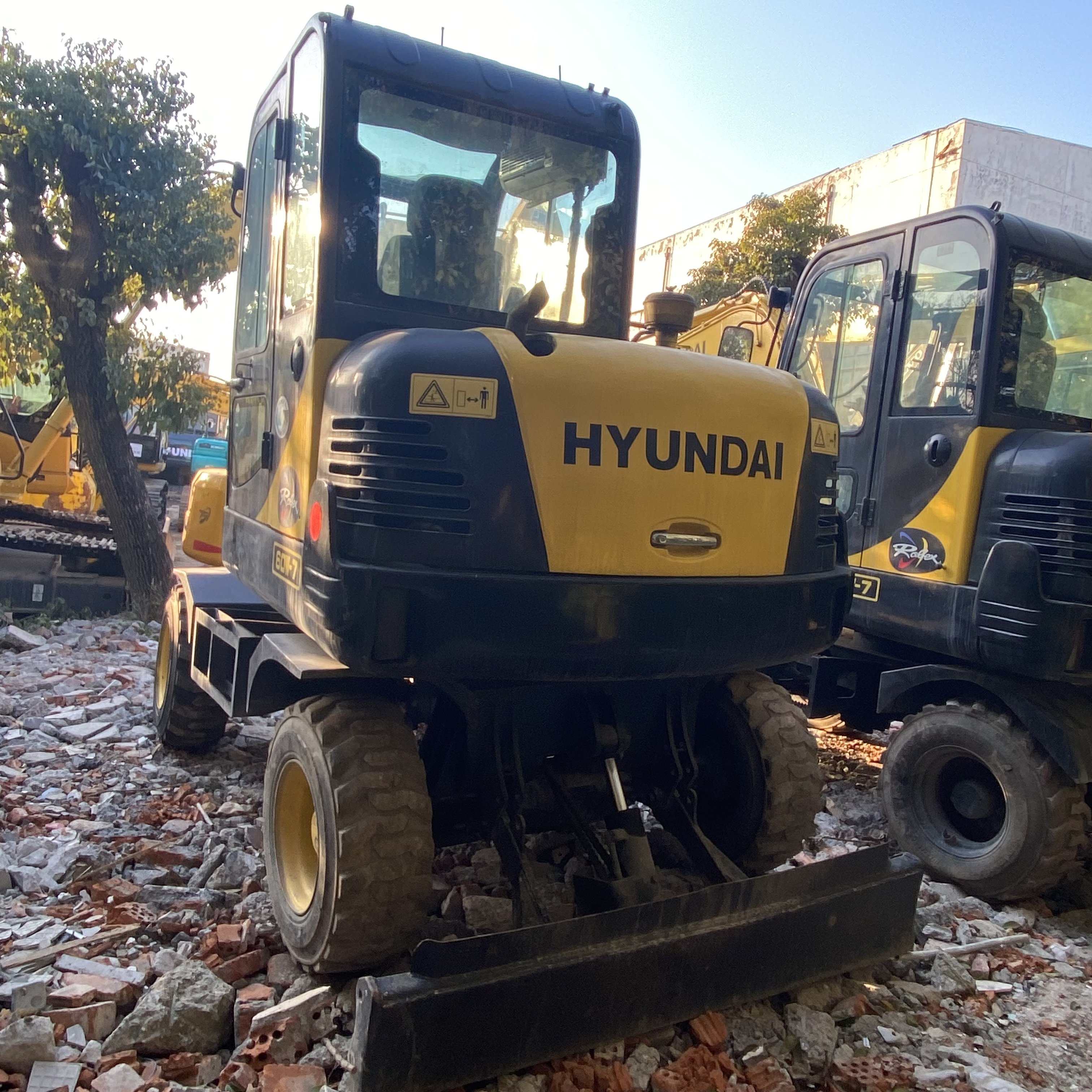 Korea made Hyundai digger 60w-7 used 6 Ton Mini wheel hyundai excavator Machine For Sale