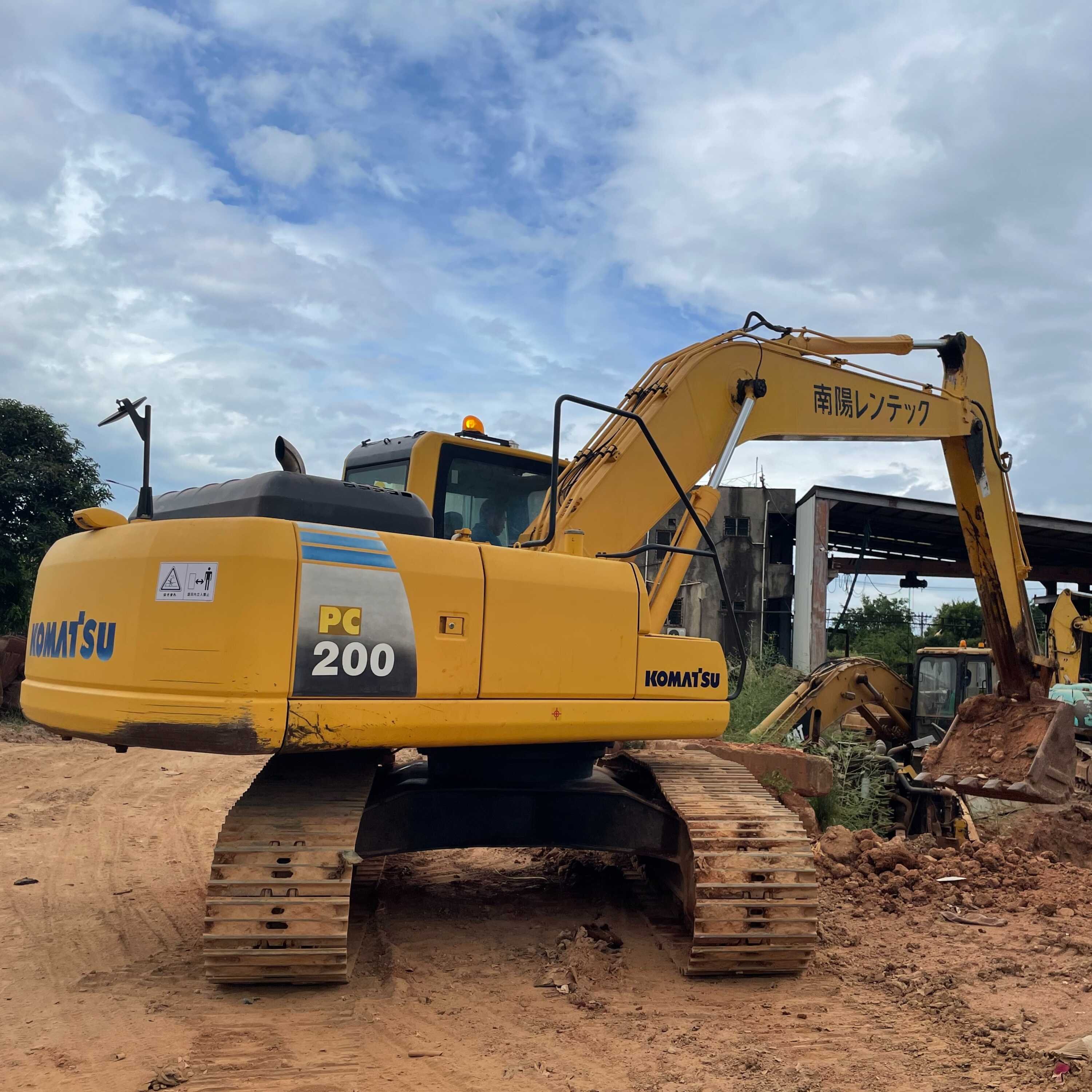 Cheap sale of beautiful Komatsu PC200 PC200-8 used small excavator 20 tons komatsu pc200 excavator track shoe