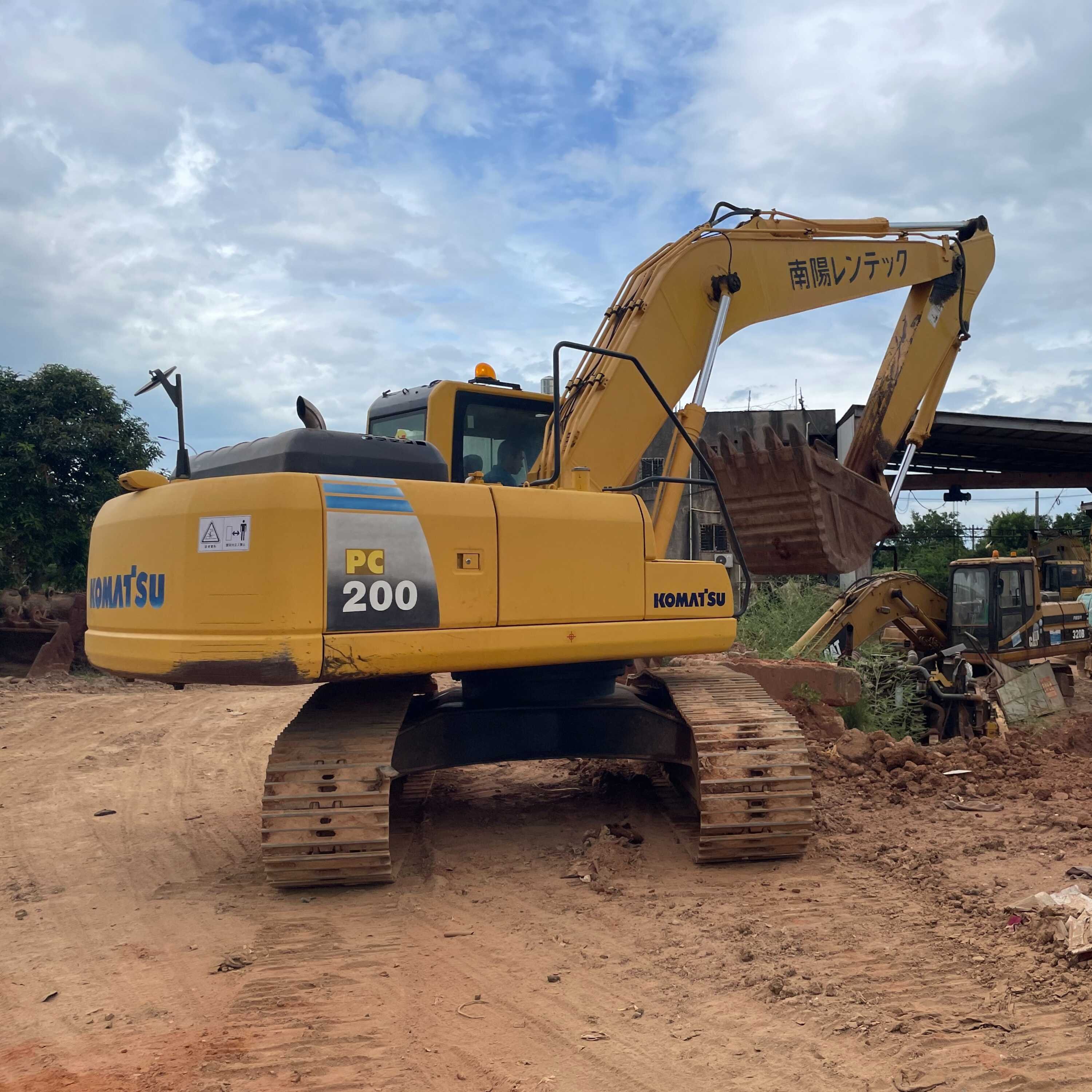 Cheap sale of beautiful Komatsu PC200 PC200-8 used small excavator 20 tons komatsu pc200 excavator track shoe