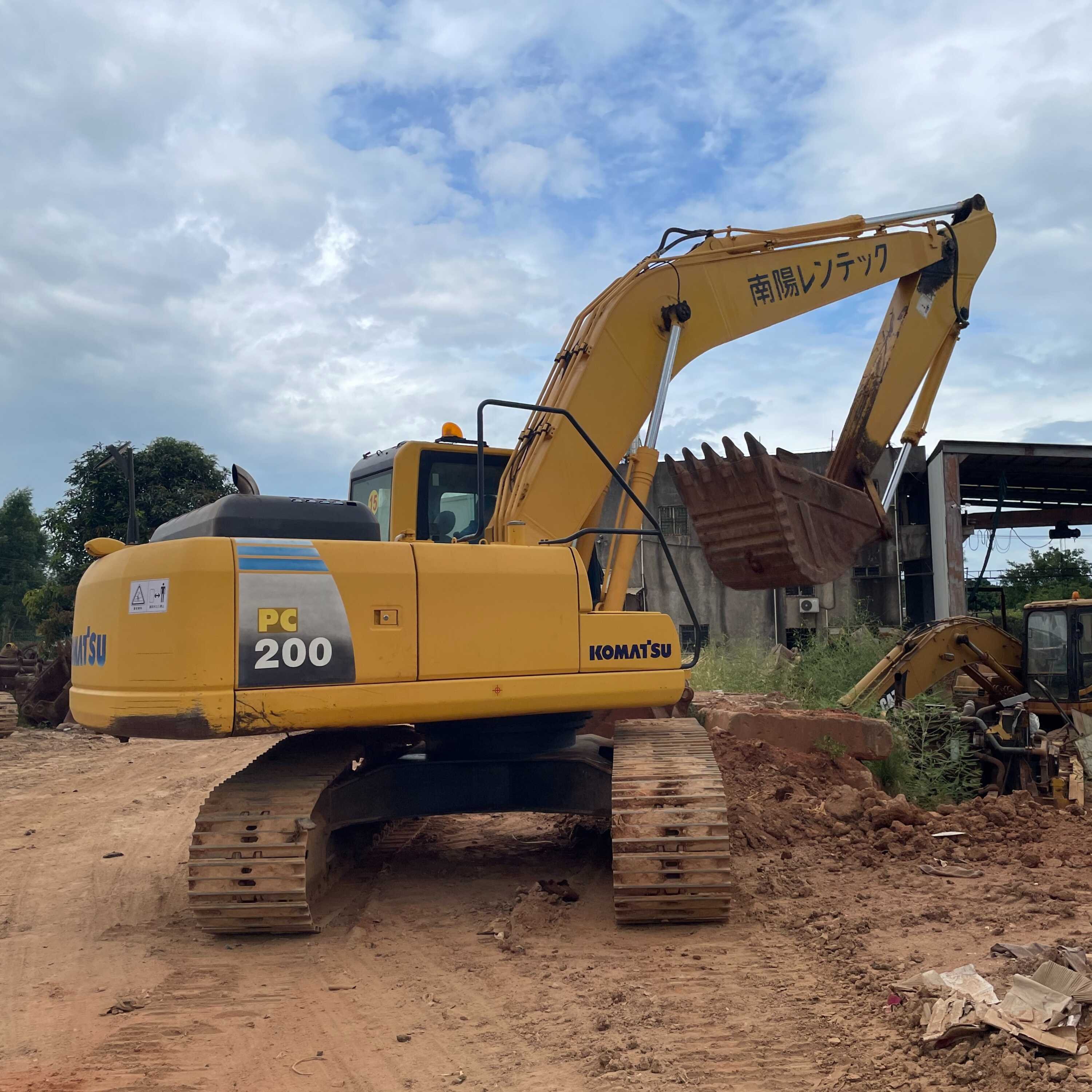Cheap sale of beautiful Komatsu PC200 PC200-8 used small excavator 20 tons komatsu pc200 excavator track shoe