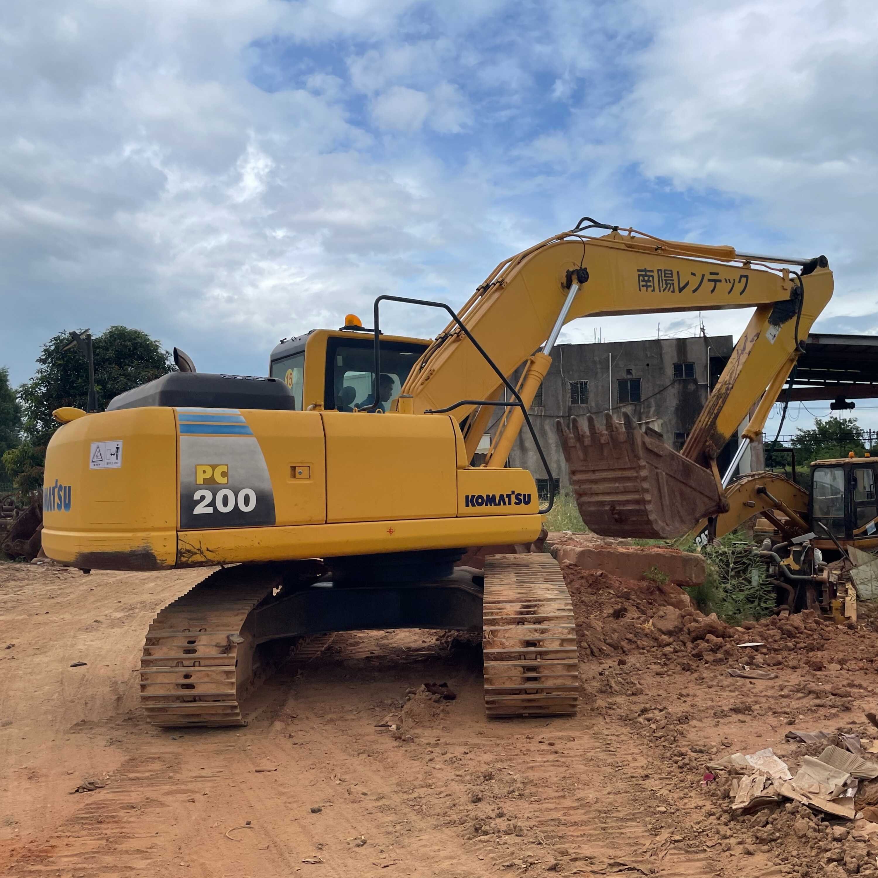 Cheap sale of beautiful Komatsu PC200 PC200-8 used small excavator 20 tons komatsu pc200 excavator track shoe