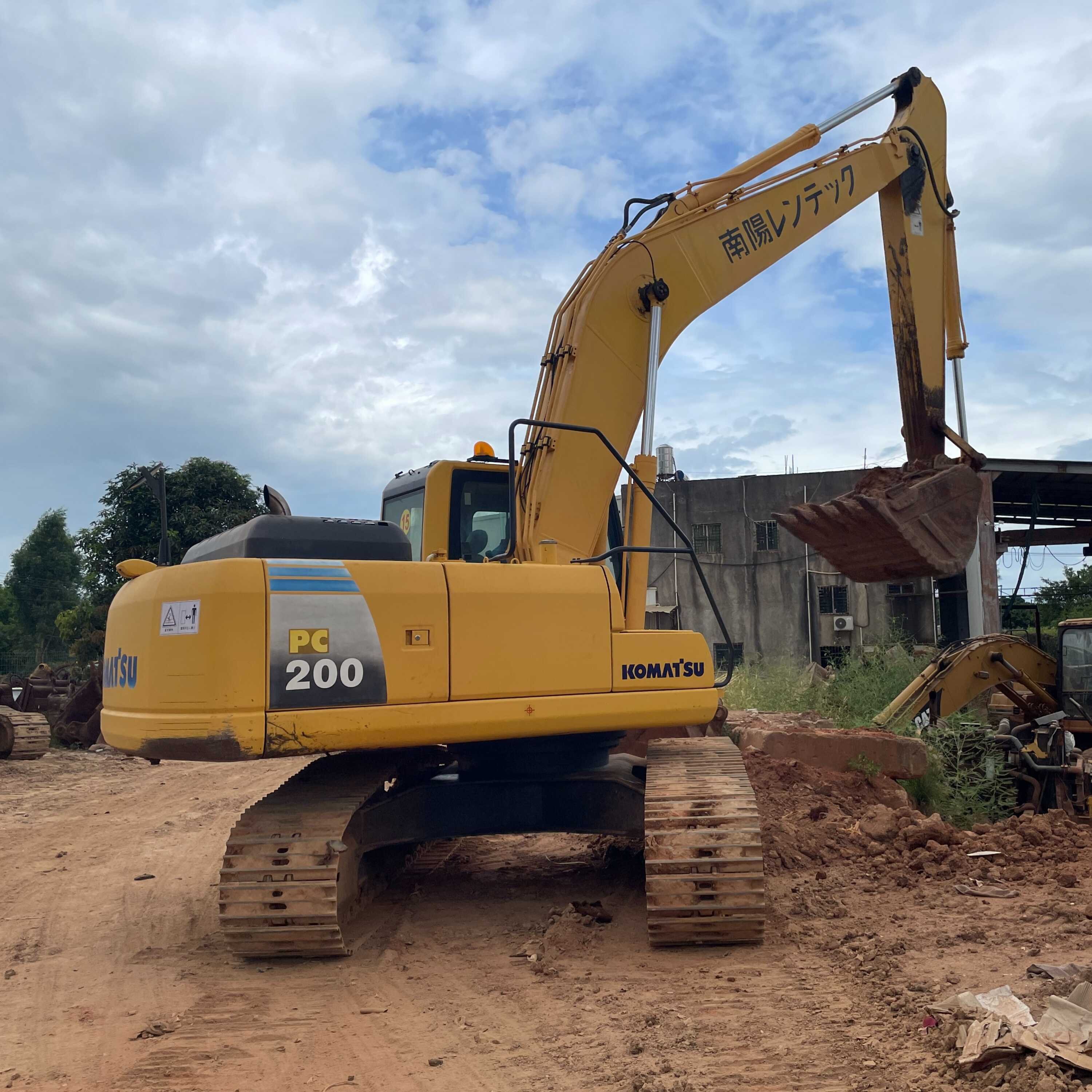 Cheap sale of beautiful Komatsu PC200 PC200-8 used small excavator 20 tons komatsu pc200 excavator track shoe