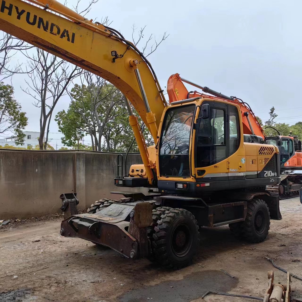 Factory Price Used construction equipment Hyundai 210 wheel Excavator machine