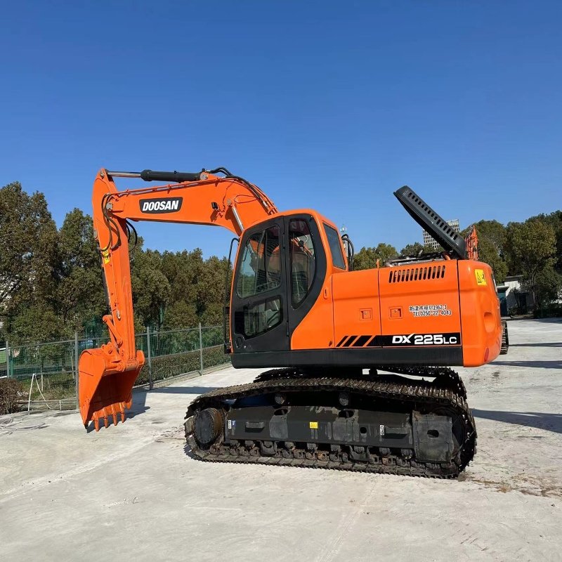used 20ton Excavator Doosan Dx225 DX225LC DX225 225 LCA secondhand crawler digger machine low working hour construction machine.
