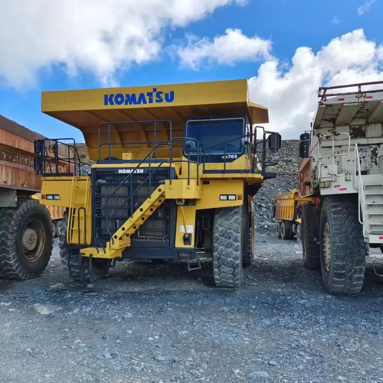 Komatsu HD785-7 Off Road Mining Dump Trucks Load 2015 Used Mining Dump Truck 90t and 60 Cubic Meter Mining Trucks Engineering