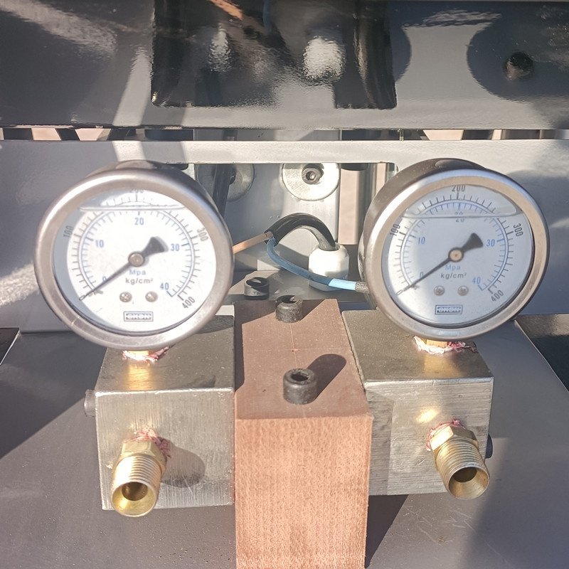 NEW DESIGN Polyurethane Pouring Machine Closed Cell Open Cell Foam Insulation Polyurethane Foaming Machine Used For Wall Roof