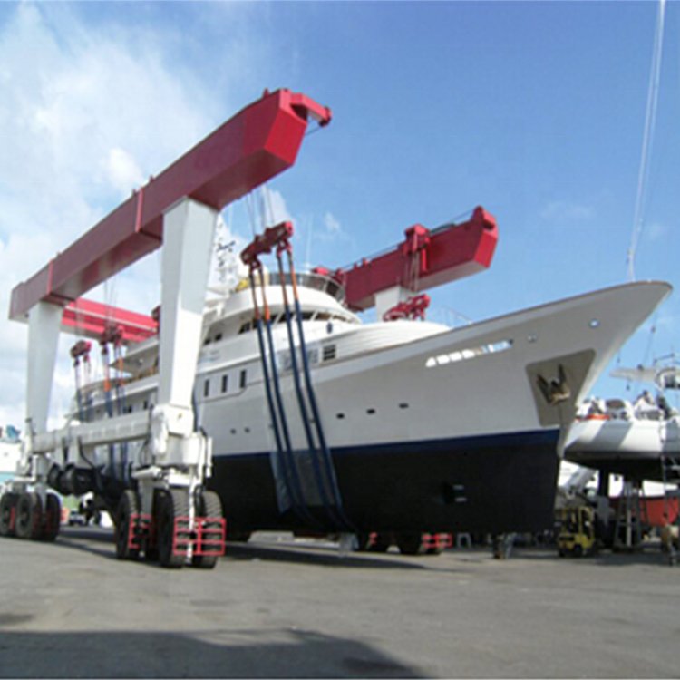 Electric or hydraulic mobile boat lifting crane for boat yard