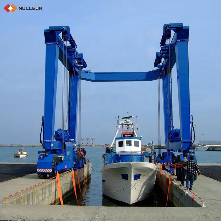 Electric or hydraulic mobile boat lifting crane for boat yard