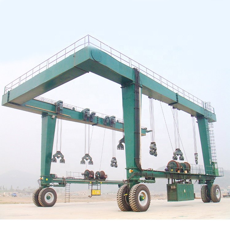 Electric or hydraulic mobile boat lifting crane for boat yard