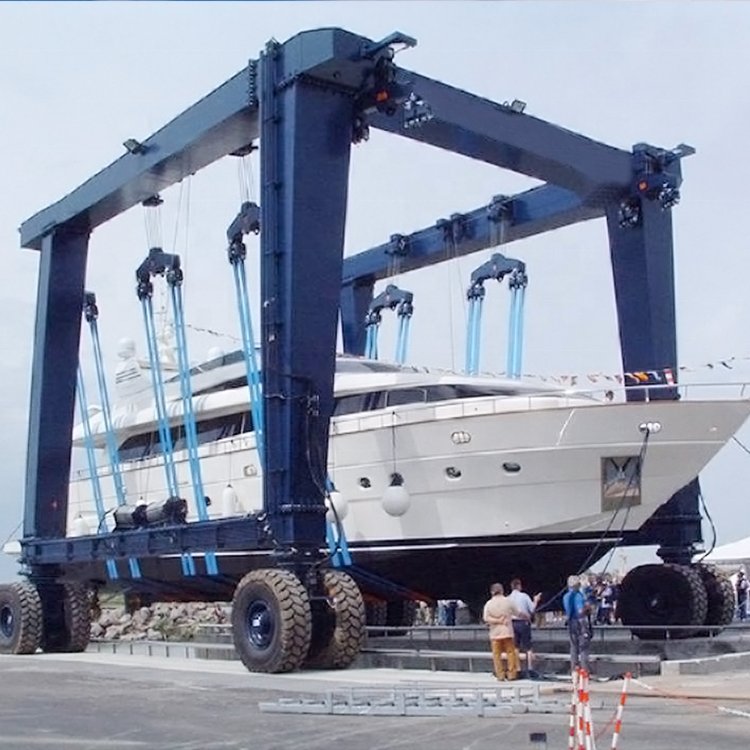 Electric or hydraulic mobile boat lifting crane for boat yard