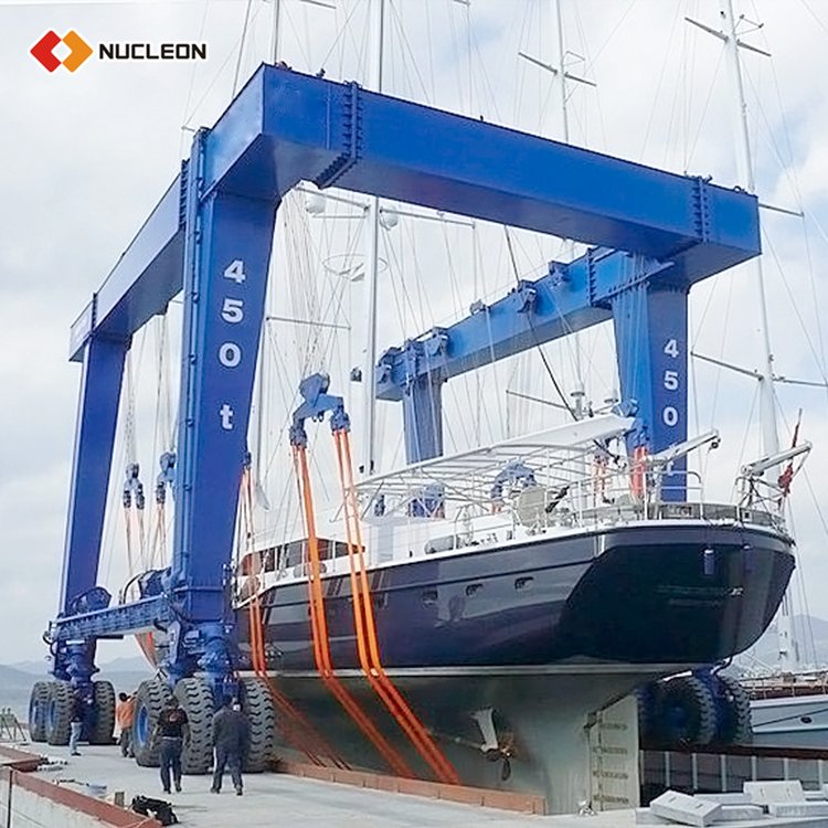 Electric or hydraulic mobile boat lifting crane for boat yard