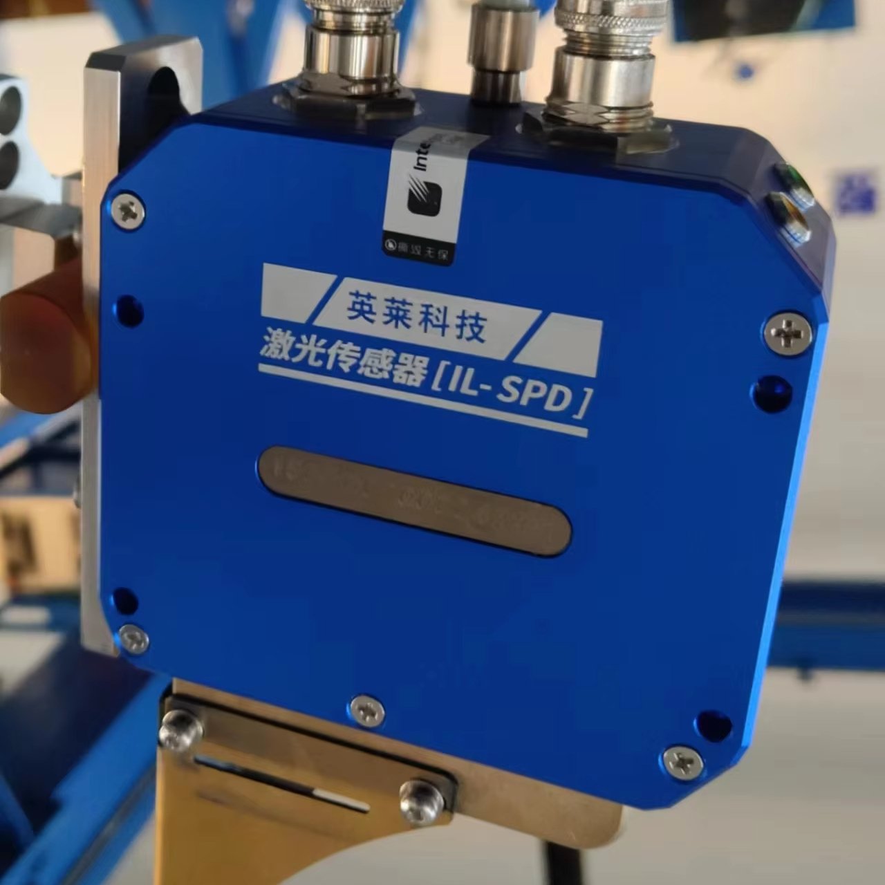 Laser sensor seam finding and seam tracking system
