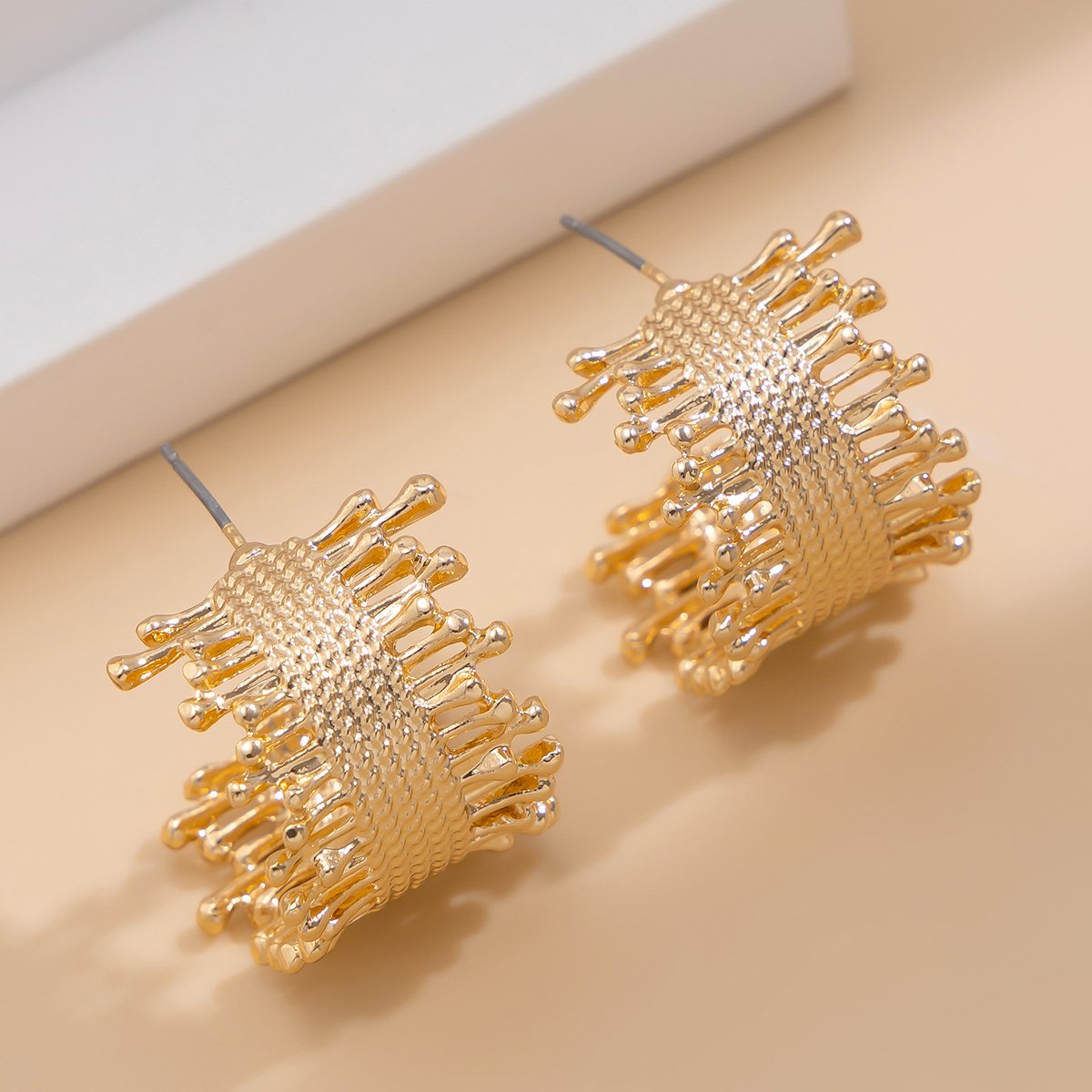 Designer Cute Wide Metal Stud Earrings for Women Trendy 2024 Fashion Jewelry Female Girls Ladies Daily Accessories on Ear Gifts