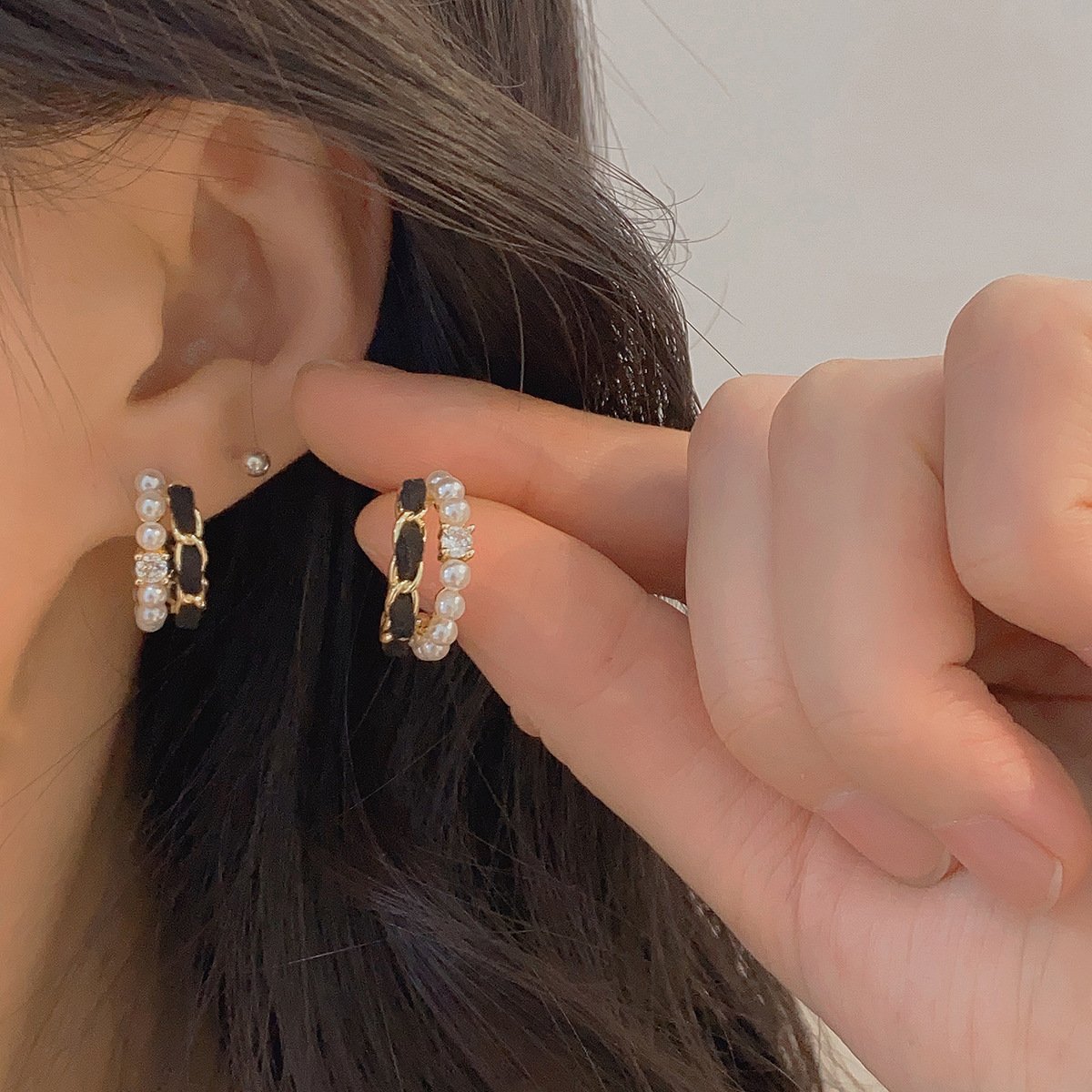 B621 Black Velvet Pearl Ear Cuff Earrings, Personalized & Luxurious, High-end & Elegant, Unique Design, Fashionable & Chic