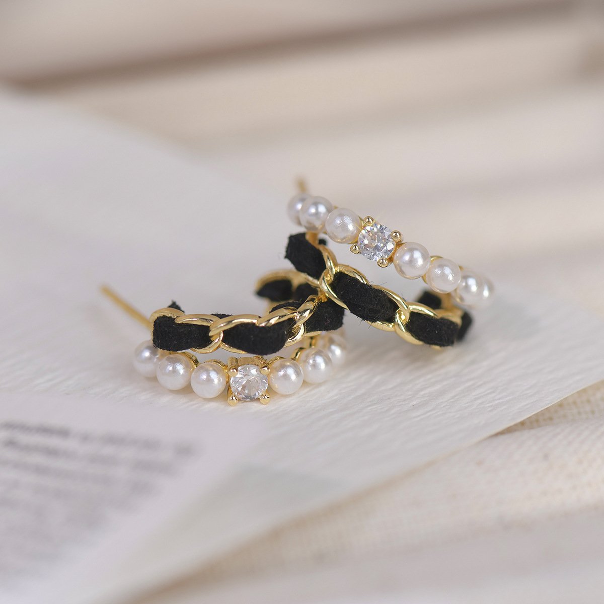 B621 Black Velvet Pearl Ear Cuff Earrings, Personalized & Luxurious, High-end & Elegant, Unique Design, Fashionable & Chic