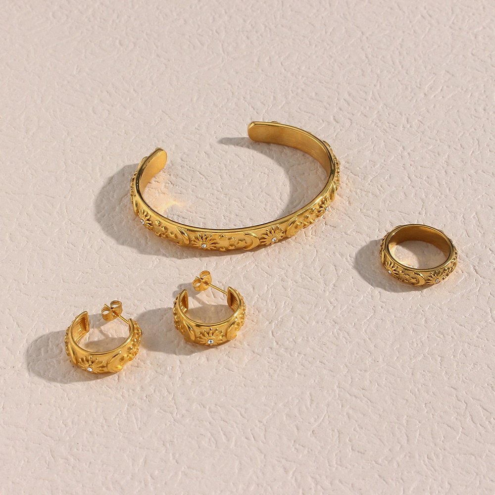 Wholesale Custom Fine Fashion Jewelry 18K Gold Plated Stainless Steel Relief Star And Moon Zircon Open Bangle Bracelet For Women