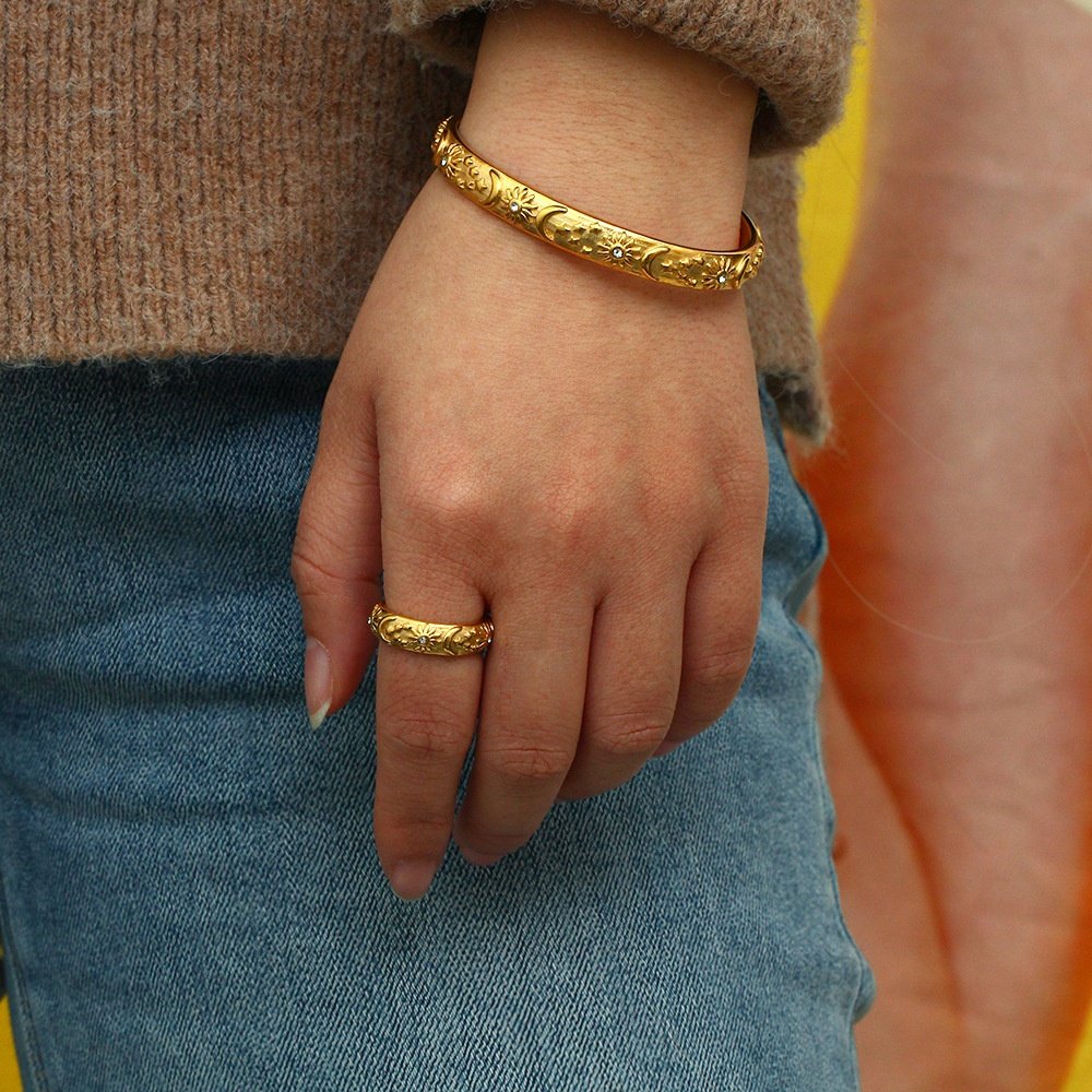 Wholesale Custom Fine Fashion Jewelry 18K Gold Plated Stainless Steel Relief Star And Moon Zircon Open Bangle Bracelet For Women
