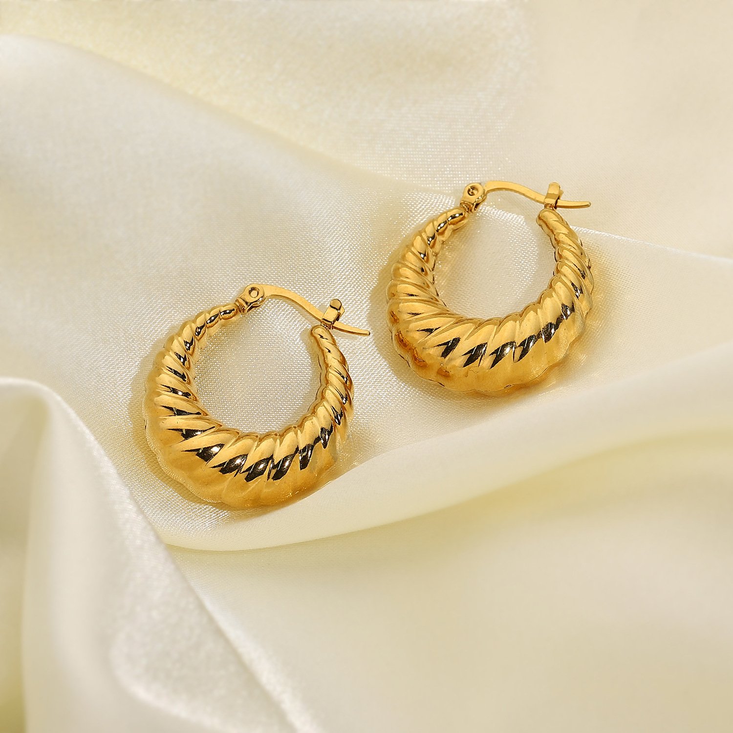 Wholesale Hypoallergenic Gold Filled Jewelry 18k Twist Hoop Earrings Stainless Steel Croissant Huggie Chunky Earrings Women