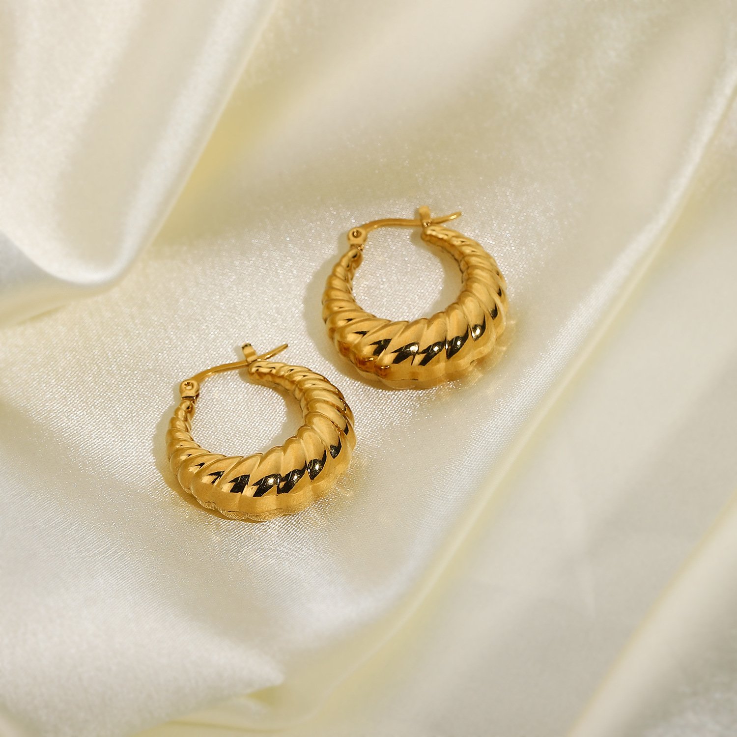 Wholesale Hypoallergenic Gold Filled Jewelry 18k Twist Hoop Earrings Stainless Steel Croissant Huggie Chunky Earrings Women