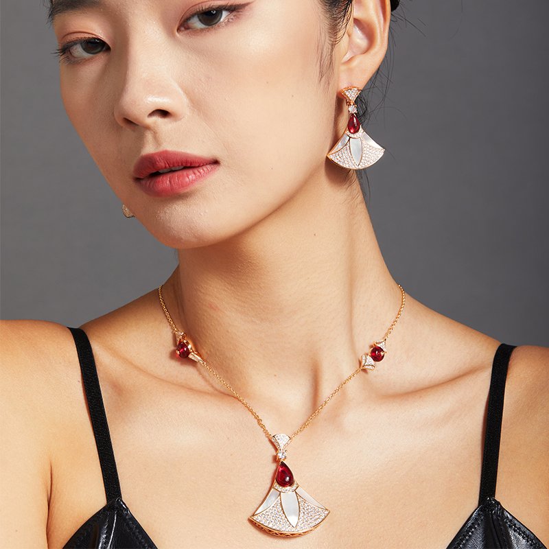 Exquisite 18K Gold-Plated White Zircon Pendant Earrings High-End Luxury Design for Wedding or Gift for Women's Dinners
