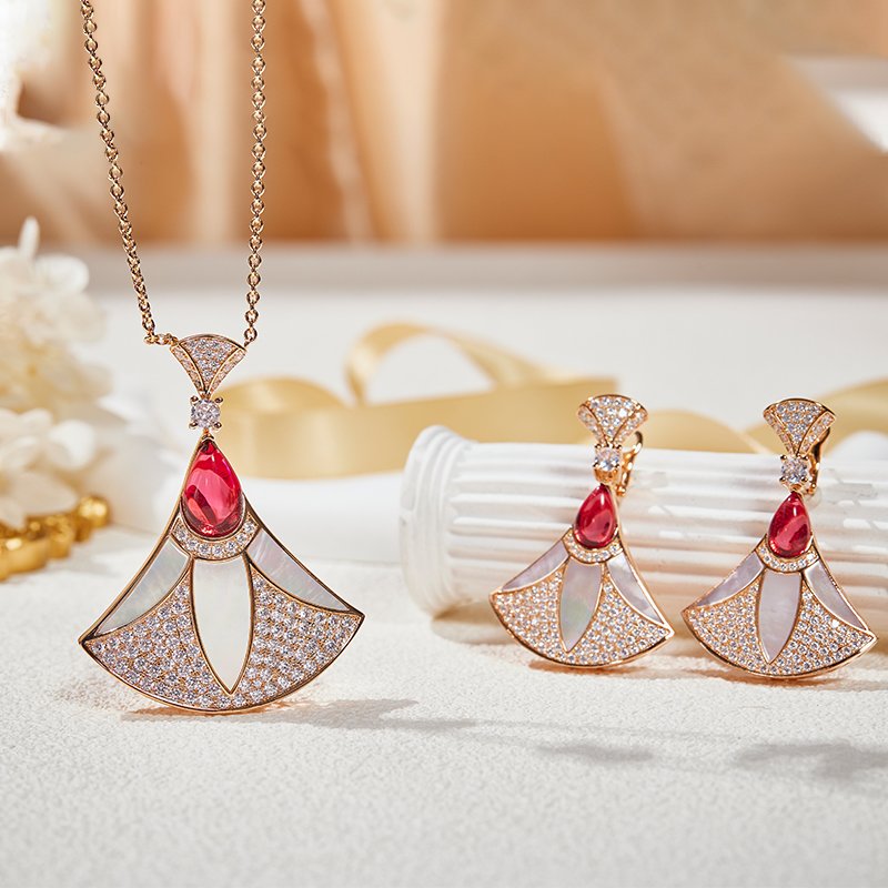 Exquisite 18K Gold-Plated White Zircon Pendant Earrings High-End Luxury Design for Wedding or Gift for Women's Dinners