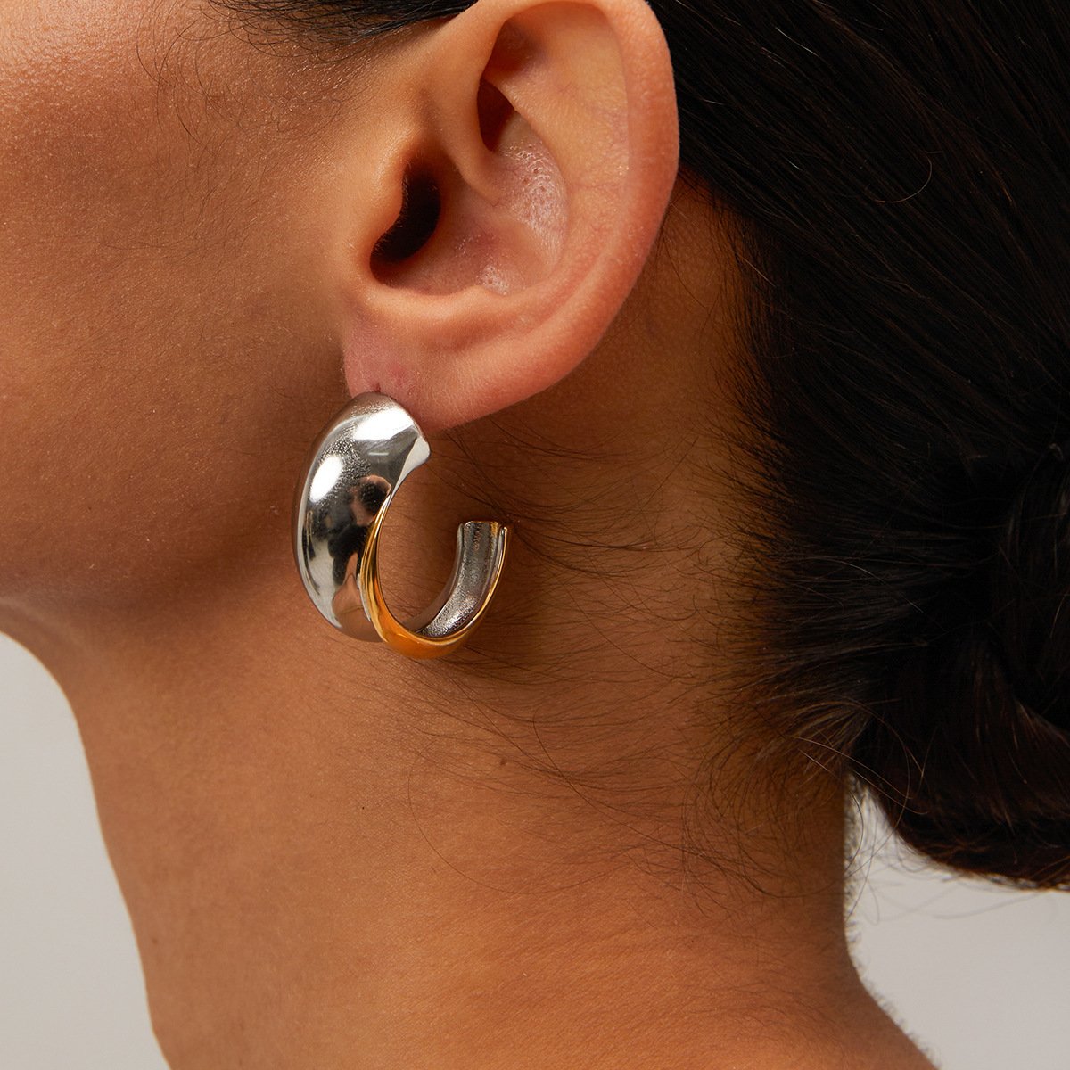 Factory direct sales new French retro turquoise earrings European and American fashion high-end light luxury women's earrings