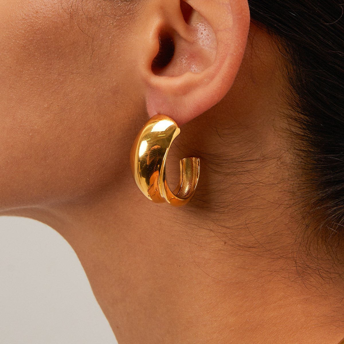 Factory direct sales new French retro turquoise earrings European and American fashion high-end light luxury women's earrings