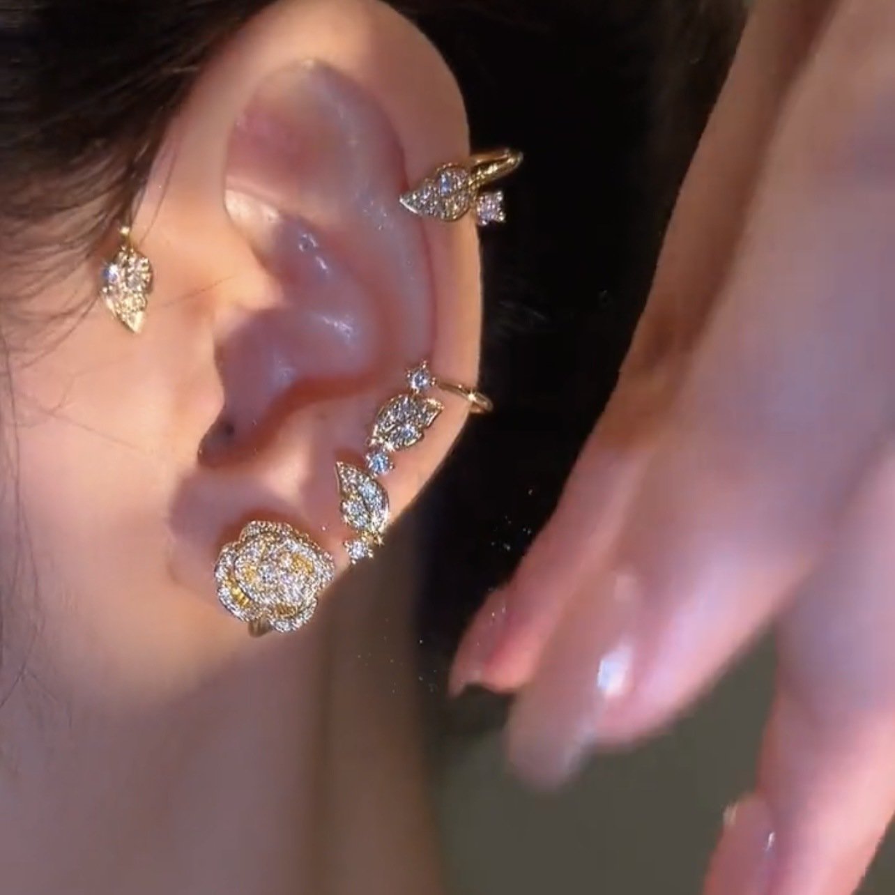 2023 Fine Jewelry Gold Plated Shiny Rhinestone Rose Flower Cuff Earrings Non Piercing Iced Out Zircon Flower Ear Clip Earrings