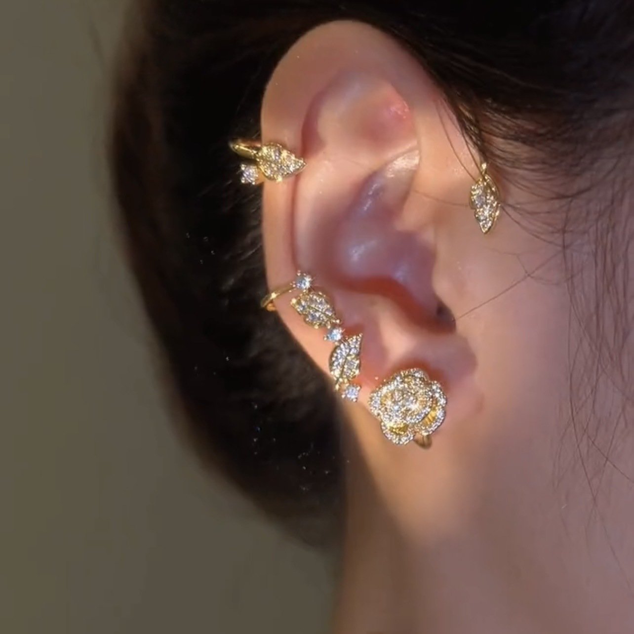2023 Fine Jewelry Gold Plated Shiny Rhinestone Rose Flower Cuff Earrings Non Piercing Iced Out Zircon Flower Ear Clip Earrings