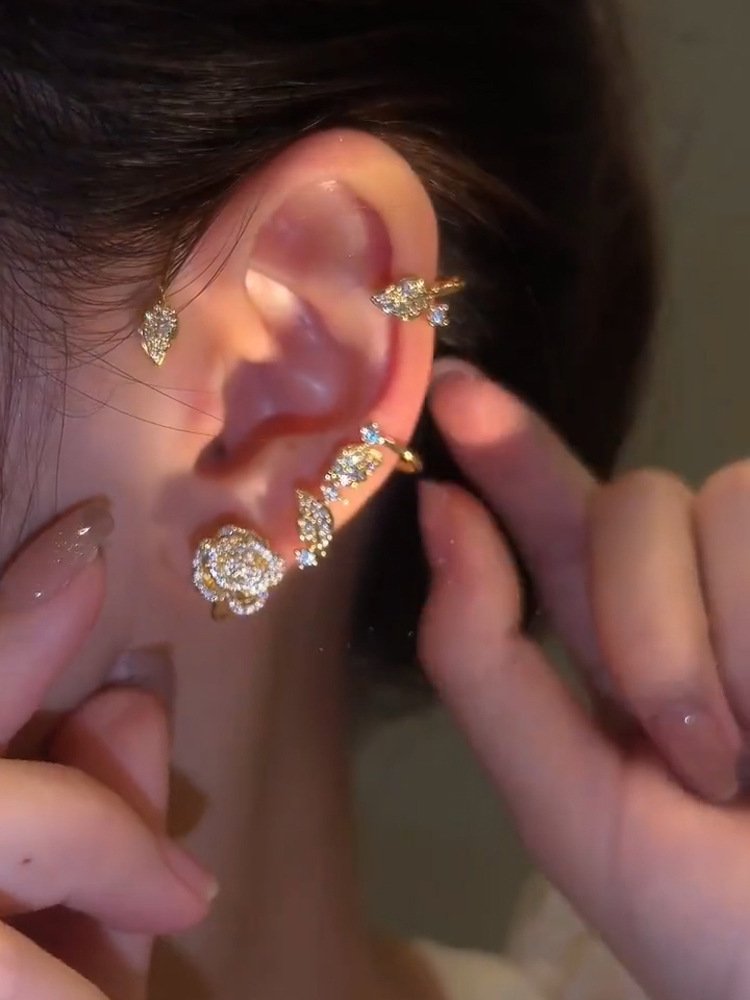 2023 Fine Jewelry Gold Plated Shiny Rhinestone Rose Flower Cuff Earrings Non Piercing Iced Out Zircon Flower Ear Clip Earrings