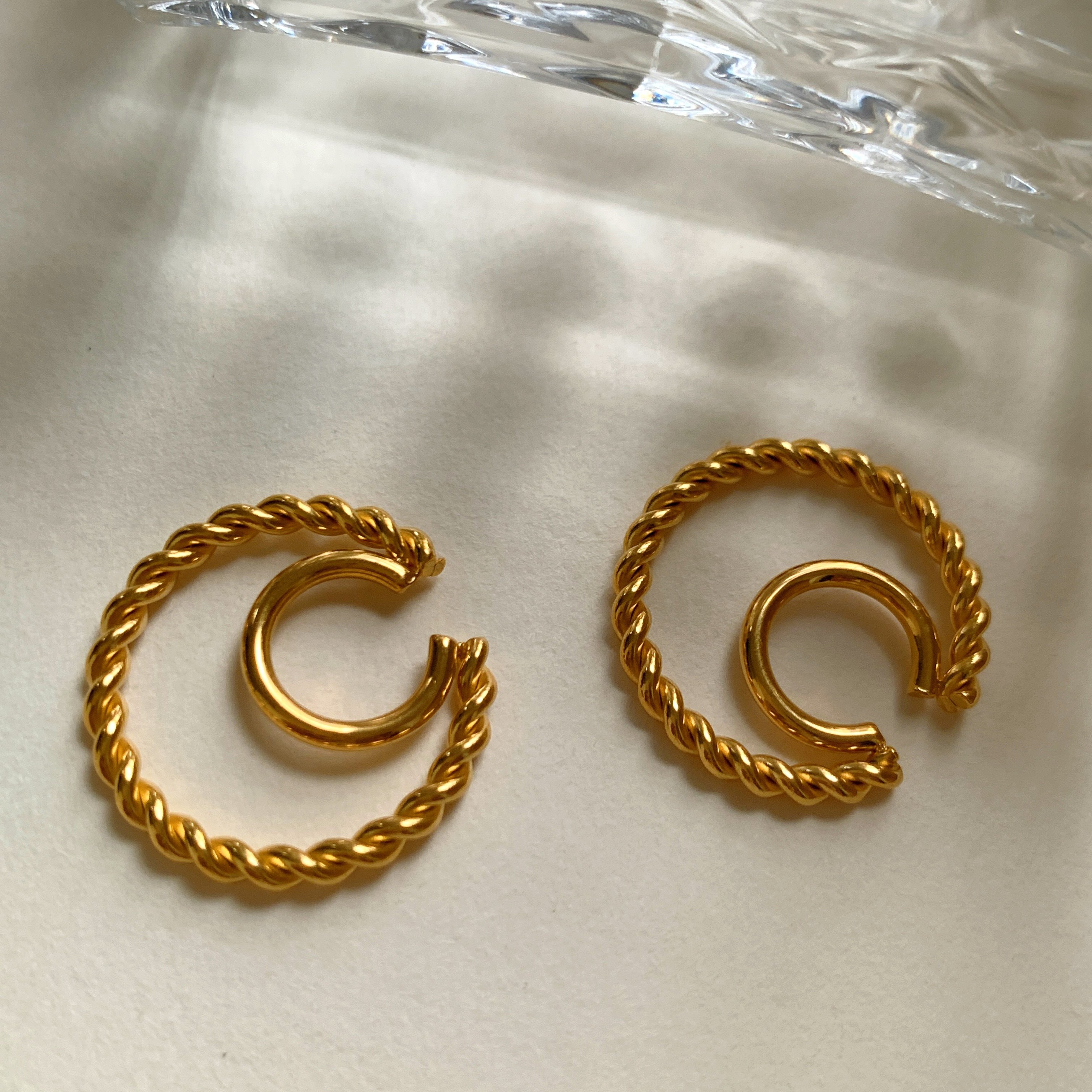 Moge Jewelry Fashion Cuff Earrings Gold Plated Stainless Steel Double-Layer Twisted Ear Clip CC Ear Cuff Earrings for Women