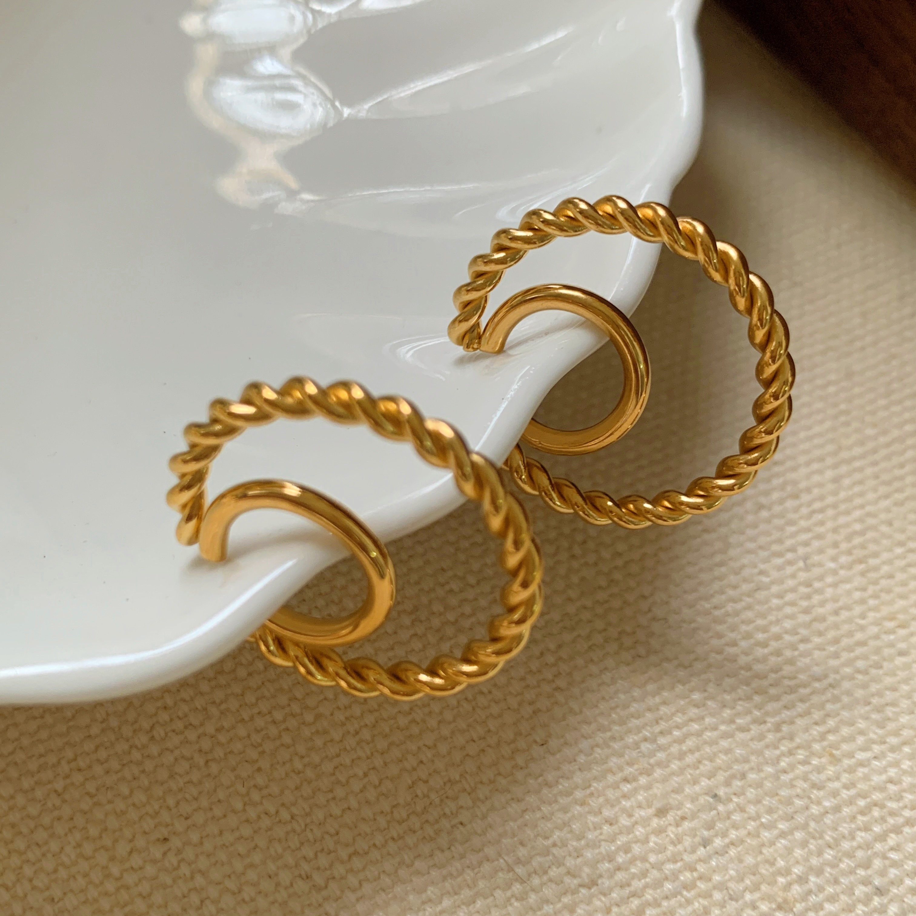 Moge Jewelry Fashion Cuff Earrings Gold Plated Stainless Steel Double-Layer Twisted Ear Clip CC Ear Cuff Earrings for Women