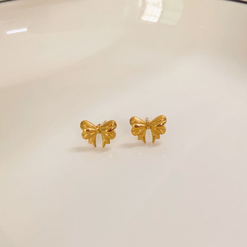 Wholesale Premium Temperament Stainless Steel Heart Shaped Earrings For Women Chic White Shell Heart Shaped Stud Earrings