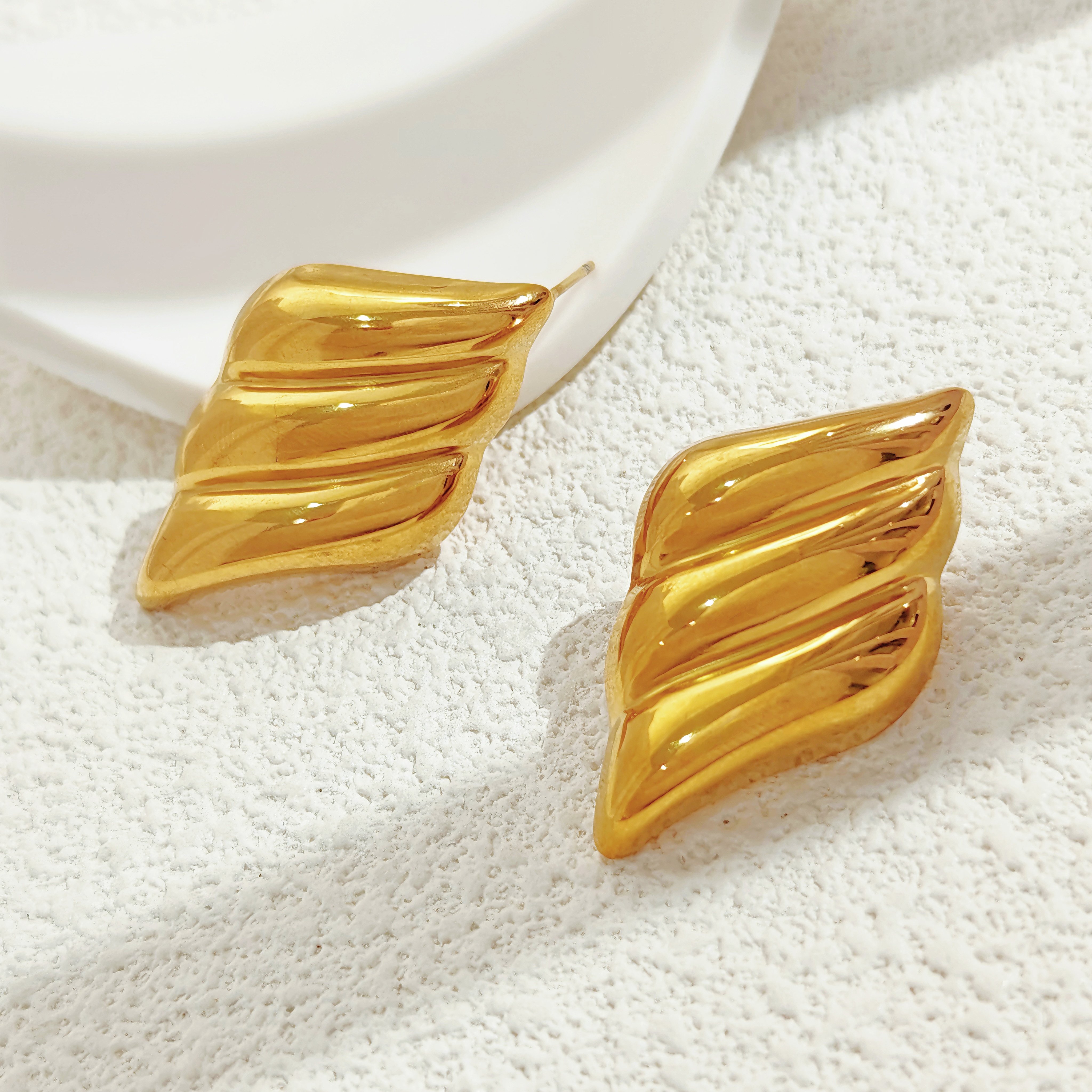 2pcs fashionable stainless steel jewelry earrings, non allergic, non fading, trendy and cool cow horn earrings
