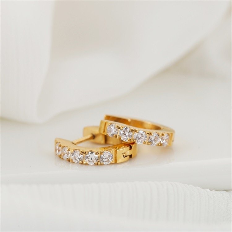 Gogem Classy White CZ Ear Cuff Small Clip-on Earrings Stackable 18K Gold Mini Piercing for Unisex Men Fashion